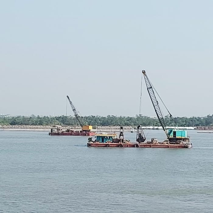 Nạo vét luồng tàu Quảng Ninh
