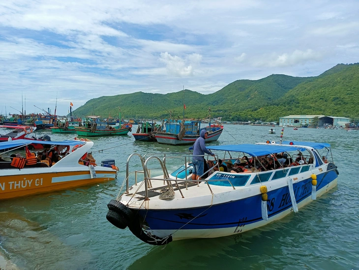 CẤP NƯỚC SẠCH TÀU DU LỊCH